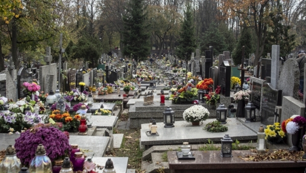 Nagrobek jedno- czy dwupłytowy – który wariant wybrać?